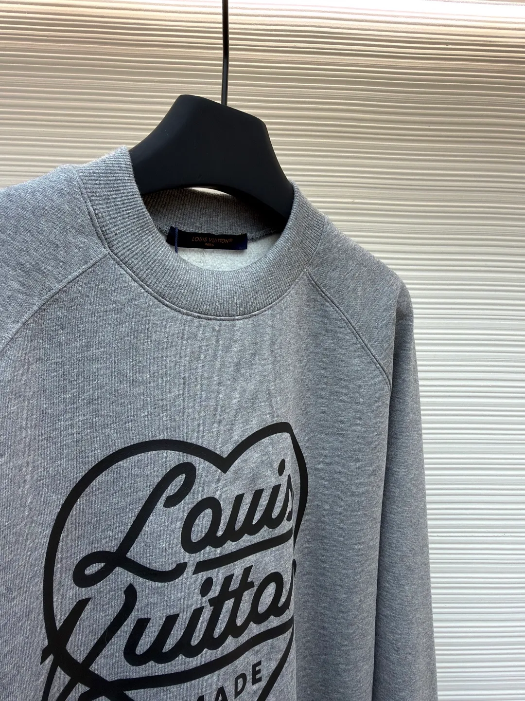 LOUIS VUITTON big heart logo letter print sweatshirt ●Original version: purchased and developed by 6909 ●Item number: 1681806-A75 ●Fabric: cotton fabric ●Technology: printing production ●Color: gray ●Version: fitted version ●Weight: about 545 grams ●Size: S-M-L-XL ●Description: The body is made of 100% cotton fabric, which has been pre-shrunk, making it soft and waxy to the touch and not easily deformed; the round neck uses three-needle hemming technology, and the inside of the collar is lined with rib strips to keep it from becoming loose after long-term wear. The love logo on the chest is printed with environmentally friendly glue. After three times of scraping and high-temperature setting, the pattern is clear and full, and is not easy to crack. The raglan sleeves are edged with the same color binding strip to improve the fit of the shoulders. The hem and cuffs are wide ribbed, with moderate elasticity and washability. The overall stitching is 12 stitches/inch high-density stitching, and the details are overlocked and reinforced to take into account comfort and durability. The overall wiring is straight and delicate, the fabric is comfortable and soft, and the color is consistent without color difference. It can be matched with the same style to create a fashionable look and control various occasions. Customized accessories, complete with three standards, same style for men and women!